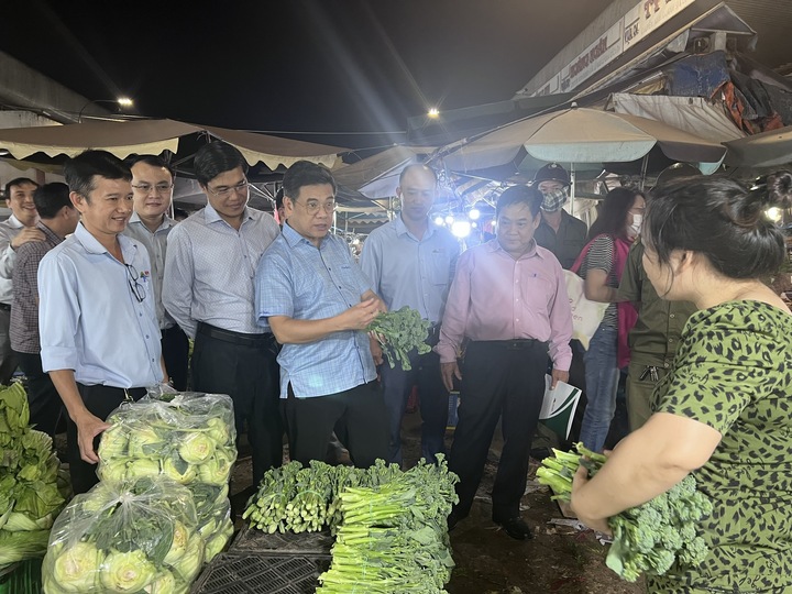 Tại chợ đầu mối nông sản Thủ Đức, BQL chợ cho biết giá nhiều loại trái cây, hoa và rau củ sẽ tăng trong coa điểm mua sắm lớn nhất năm này.