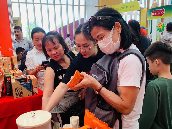 Nhiều gian hàng đã được trưng bày, sẵn sàng cho ngày khai mạc.