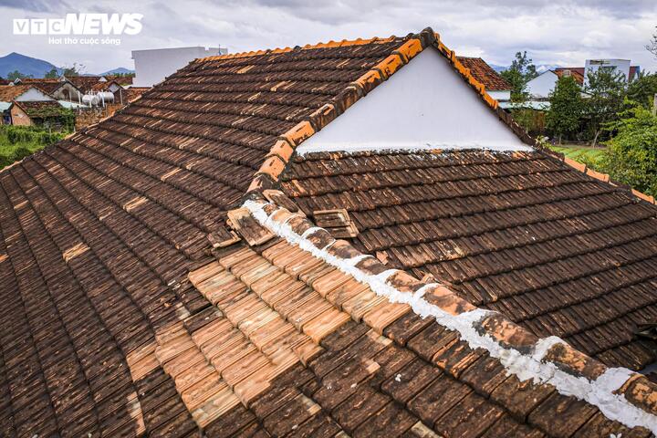 Ông Quách Thanh Tâm, chủ một trong những ngôi nhà cổ tiêu biểu của dòng họ Quách, cho biết, qua hàng trăm năm hứng chịu thời tiết, phần lớn các ngôi nhà cổ tại làng rau Thuận Nghĩa đều phải sửa lại phần mái.