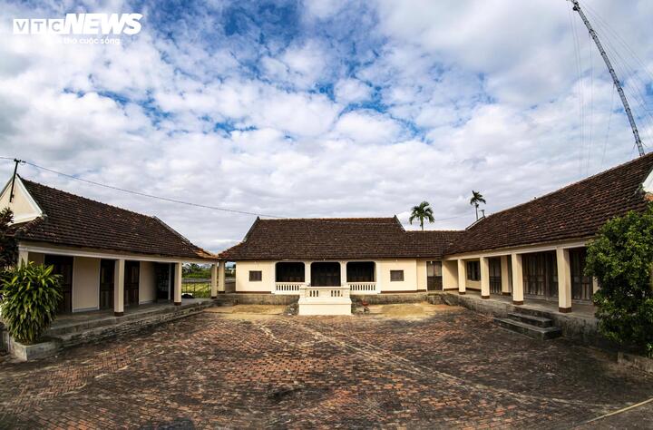 Làng rau Thuận Nghĩa hiện nay còn hơn 10 ngôi nhà cổ hàng trăm tuổi, cao nhất là hơn 300 tuổi.