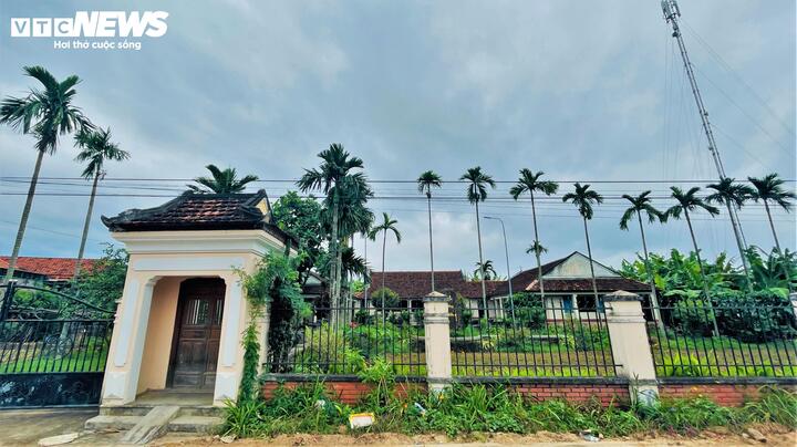 Những ngôi nhà cổ từ khi khai đất, lập làng bên hàng cau, cây chuối như những mảnh ký ức còn nguyên vẹn của làng quê xưa, âm thầm gìn giữ nếp sống, gia phong và hồn cốt người con đất Võ (Bình Định cũ).