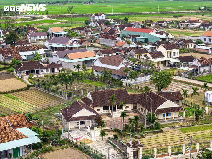 Không cầu kỳ trong trang trí, những ngôi nhà cổ mang vẻ đẹp mộc mạc, hài hòa. Vừa là không gian thờ tự tổ tiên, kết tinh giá trị tinh thần của mỗi dòng họ, vừa là nơi sinh hoạt của gia đình với hiên nhà rộng mở ra khoảng sân gắn liền với đời sống nông nghiệp truyền thống.