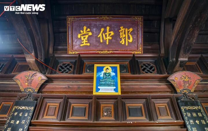 Sự sẫm màu của gỗ trong những căn nhà cổ tạo nên một vẻ đẹp trầm mặc, uy nghiêm mà những ngôi nhà bê tông cốt thép không có được.
