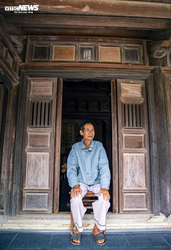 "Phần mái có thể dột thì sửa, nhưng cái "cốt cách" bên trong, từ kết cấu đến cách bày trí đều là di sản của ông bà, con cháu tuyệt đối không được thay đổi mà gắng gìn giữ", ông Quách Thanh Tâm chia sẻ.