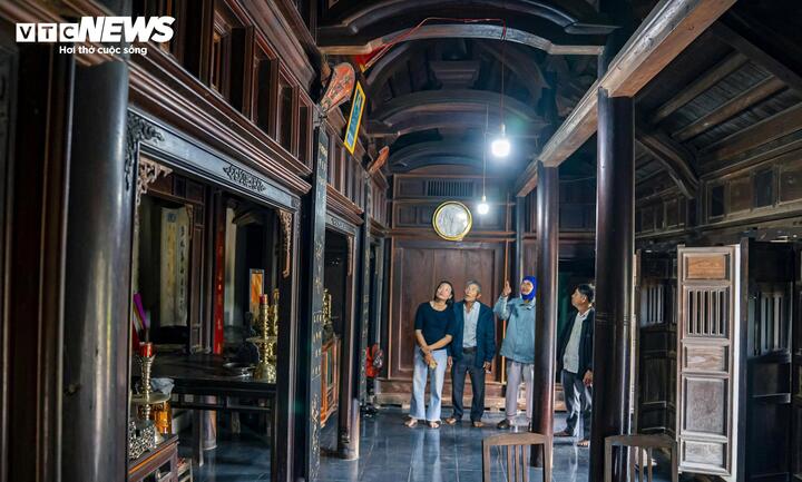 Bên trong những ngôi nhà cổ Thuận Nghĩa đều làm bằng chất liệu gỗ, được ông bà xưa chọn lựa rất kỹ, vừa bền, vừa chịu được thời tiết. Chính điều đó đã giúp những ngôi nhà tồn tại qua bao biến động và giữ được “cốt cách” ban đầu.