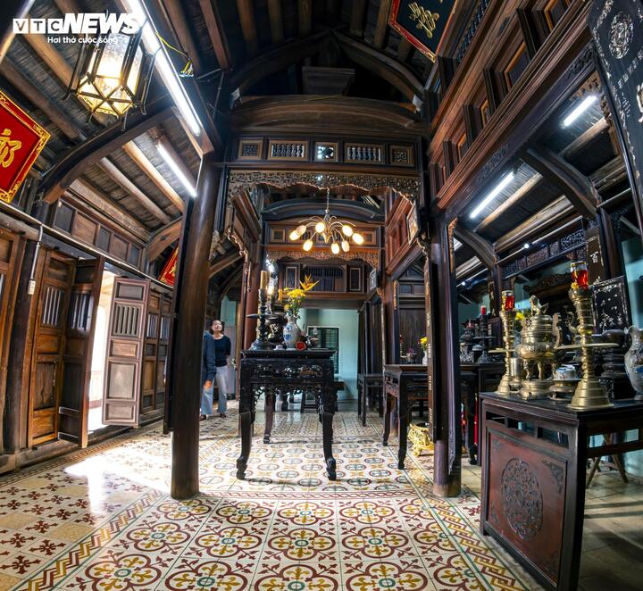 Không gian thờ tự ở gian giữa luôn là nơi trang trọng nhất, những bức hoành phi, câu đối sơn son thếp vàng đã phai màu theo năm tháng nhưng vẫn toát lên vẻ uy nghiêm.