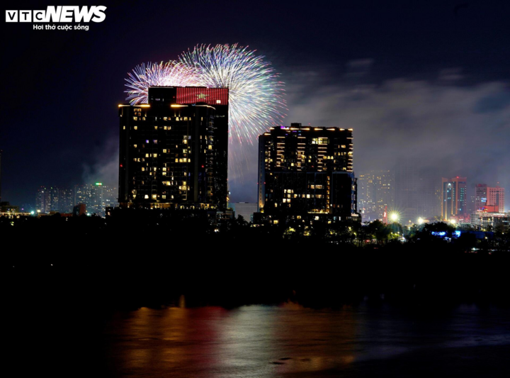 Khu trung tâm Thành phố còn có điểm bắn pháo hoa tầm thấp tại tòa nhà SAIGON MARINA IFC.