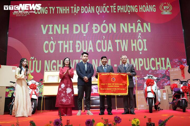 Ông Lê Văn Tuỵ, Phó Chủ tịch Thường trực Trung ương Hội Hữu nghị Việt Nam -Campuchia trao cờ thi đua tặng Tập đoàn Quốc tế Phượng Hoàng.