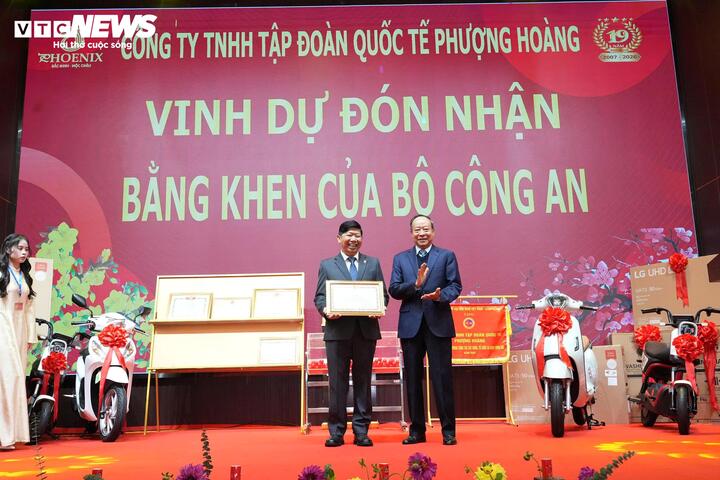 Thừa uỷ quyền của Bộ trưởng Bộ Công an, Thượng tướng Lê Quý Vương trao bằng khen tặng ông Nguyễn Văn Hùng, Trưởng Ban Kinh tế - Tài chính Hội Cựu CAND Việt Nam, Chủ tịch Tập đoàn Quốc tế Phượng Hoàng.