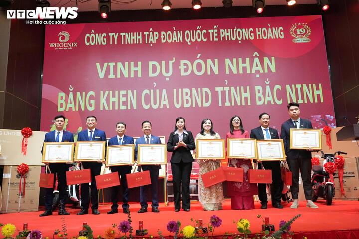 Bà Nguyễn Thị Hà, Chủ tịch Uỷ ban MTTQ Việt Nam tỉnh Bắc Ninh, trao bằng khen tặng các cá nhân có thành tích xuất sắc trong công tác an sinh xã hội năm 2025.