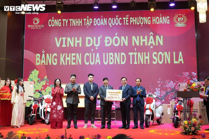 Ông Hà Trung Chiến, Phó Chủ tịch UBND tỉnh Sơn La, trao bằng khen và quà cho Tập đoàn Quốc tế Phượng Hoàng.