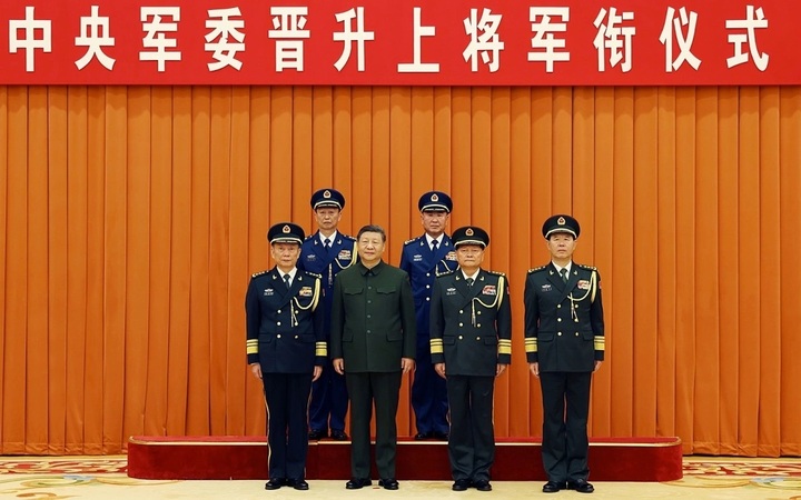 Một buổi lễ thăng hàm tướng cho các sĩ quan quân đội Trung Quốc tại lầu Bát Nhất ở thủ đô Bắc Kinh ngày 22/12/2025. Hàng 1 từ trái sang gồm: Phó Chủ tịch Quân ủy Trung ương Trương Thăng Dân, Chủ tịch Tập Cận Bình, ông Trương Hựu Hiệp và Lưu Chấn Lập. (Ảnh: Báo Quân giải phóng)