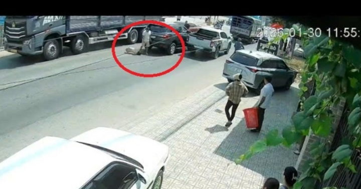 Tài xế ô tô 7 chỗ ngã gục giữa đường sau khi bị hành hung. (Ảnh cắt từ clip)