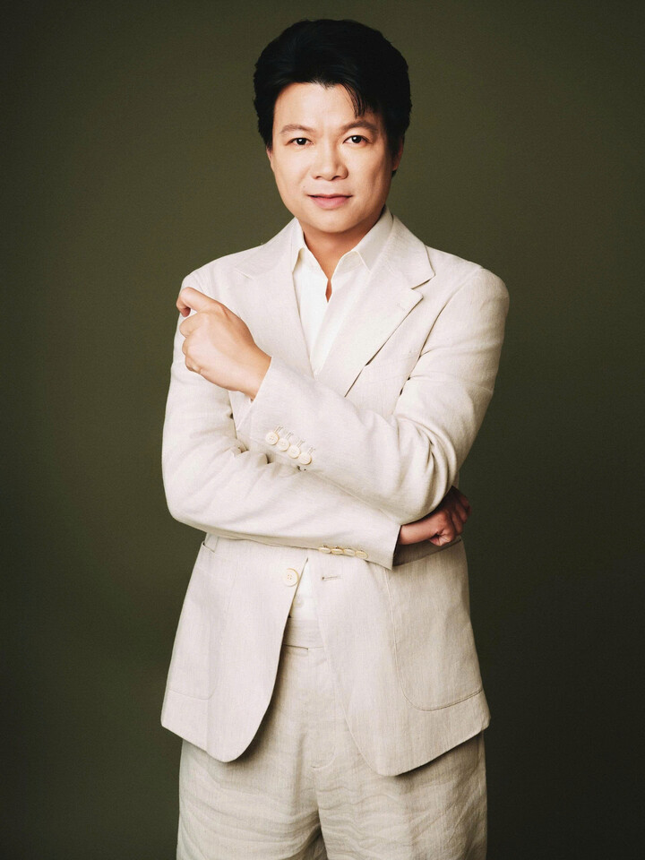 NSƯT Vũ Thắng Lợi mang quân hàm Trung tá, giữ cương vị Phó Giám đốc Dàn nhạc Giao hưởng Quân đội.