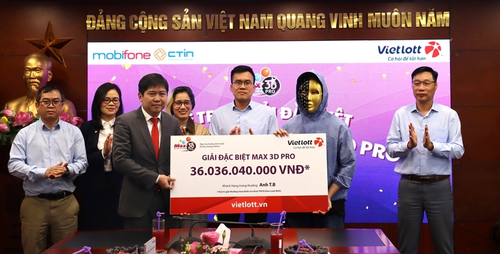 Anh B. may mắn trúng đến 15 giải đặc biệt của sản phẩm Max 3D Pro. (Ảnh: Đại Việt)