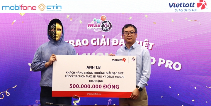 Anh B. trao 500 triệu đồng để thực hiện các hoạt động an sinh xã hội. (Ảnh: Đại Việt)