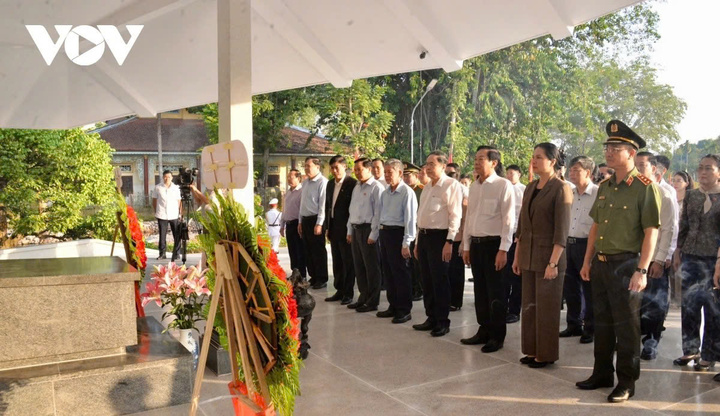 Chủ tịch Quốc hội Trần Thanh Mẫn và đoàn công tác dâng hoa, dâng hương tại Khu di tích mộ Cụ Phó bảng Nguyễn Sinh Sắc.