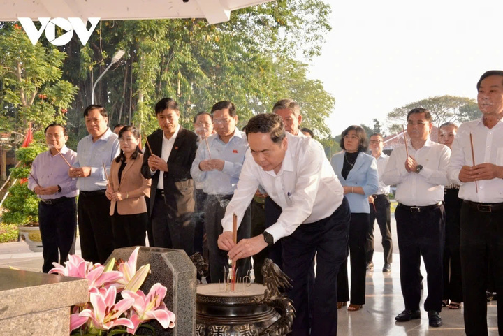 Chủ tịch Quốc hội Trần Thanh Mẫn dâng hương tưởng niệm Cụ Phó bảng Nguyễn Sinh Sắc.