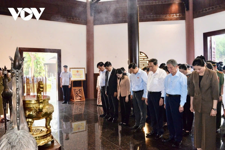 Chủ tịch Quốc hội Trần Thanh Mẫn và Đoàn công tác tưởng niệm cụ Phó bảng Nguyễn Sinh Sắc.