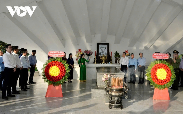 Chủ tịch Quốc hội Trần Thanh Mẫn và đoàn công tác đã nghe giới thiệu về Khu di tích mộ Cụ Phó bảng Nguyễn Sinh Sắc.