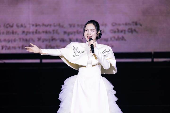 Tiết mục "Viết tiếp câu chuyện hoà bình" của Duyên Quỳnh tại Làn sóng xanh gây tranh cãi.