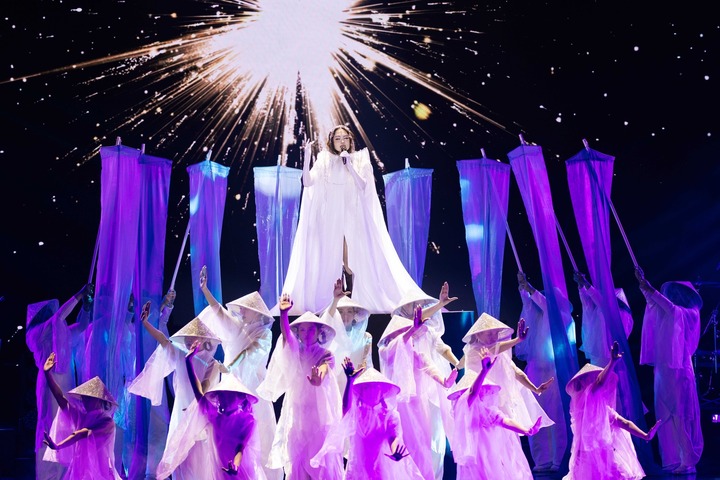 Tiết mục "Bóng phù hoa" và "Ếch ngoài đáy giếng" tại Lễ trao giải Làn sóng xanh gây tranh cãi.