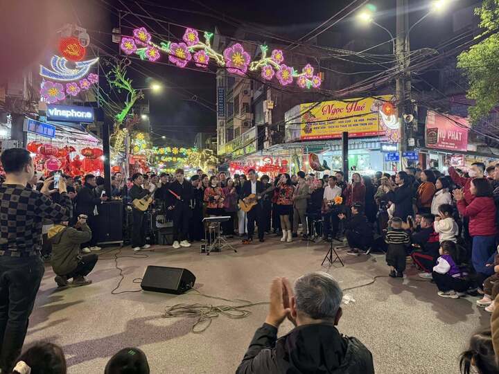 Nhiều khán giả thích thú, theo dõi và ghi lại màn trình diễn đặc biệt này.