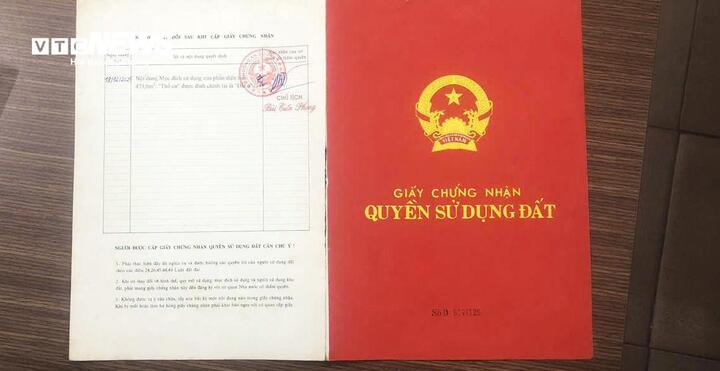 Bìa đỏ của gia đình bà Lương Thị Thắm cấp cũng từ năm 2004 được phường An Dương đính chính thông tin từ "thổ cư" sang "đất ở", trong khi nhiều hộ khác lại không được.