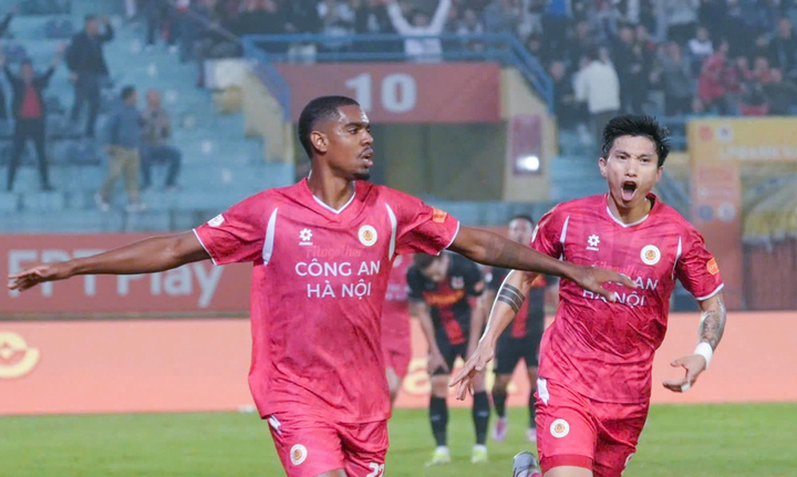 CLB Công an Hà Nội vươn lên dẫn đầu bảng xếp hạng.
