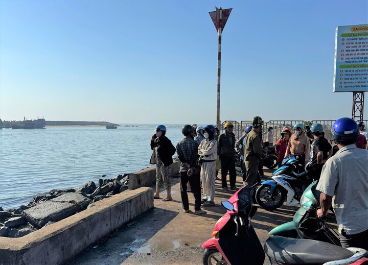 Thân nhân đón chờ tin tức của nạn nhân vụ chìm tàu cá ở La Gi. (Ảnh: Lê Long)