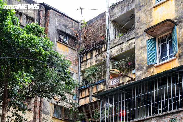 Tại kỳ họp thứ 31, HĐND TP Hà Nội thống nhất thông qua Nghị quyết điều chỉnh Chương trình phát triển nhà ở thành phố giai đoạn 2021–2030. Theo đó, trong giai đoạn 2026–2030, thành phố phấn đấu hoàn thành cải tạo, xây dựng lại các chung cư cũ đã có kết luận kiểm định thuộc diện phải phá dỡ theo quy định pháp luật về nhà ở, với quy mô khoảng 1,5 triệu m² sàn, tương đương gần 20.000 căn hộ.