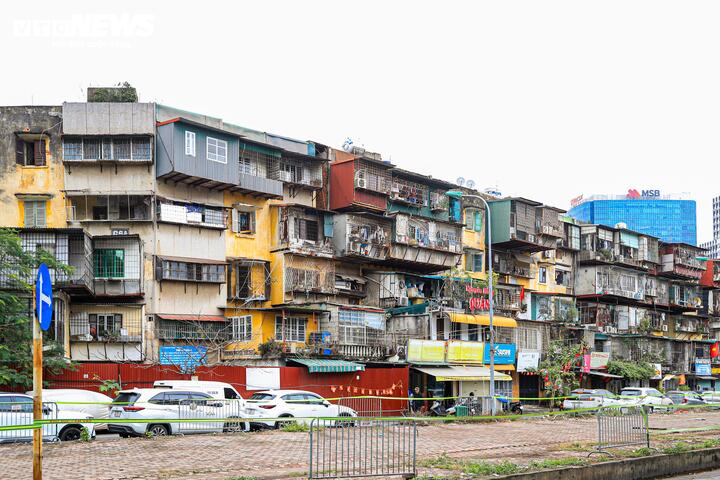 Theo ghi nhận của phóng viên Báo điện tử VTC News tại khu tập thể Thành Công, phần lớn các tòa nhà được xây dựng trong giai đoạn 1979–1982, với hơn 60 khối nhà. Hiện nay, nhiều dãy nhà đã xuống cấp nghiêm trọng.