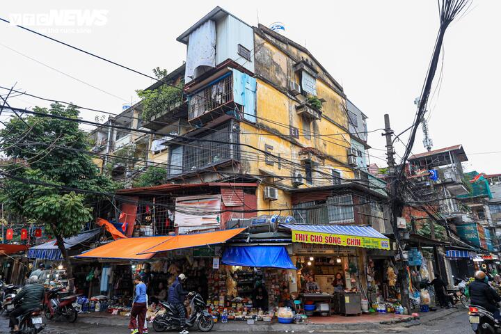 Hà Nội tiếp tục triển khai cải tạo, xây dựng lại các nhà chung cư thuộc diện phải phá dỡ theo quy định, đồng thời thực hiện với những khu chung cư khác đủ điều kiện, bảo đảm tính khả thi. Thành phố phấn đấu đến năm 2035 hoàn thành việc cải tạo, chỉnh trang, tái thiết đô thị đối với toàn bộ 2.160 nhà chung cư trên địa bàn.