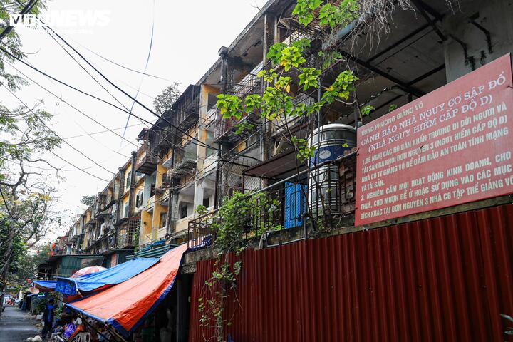 Đơn nguyên 3 khu tập thể C8 Giảng Võ cũng là một trong những công trình nhà tập thể xuống cấp, được xếp loại nguy hiểm cấp D.