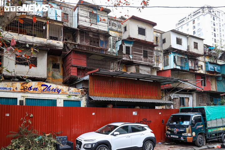 Xung quanh đơn nguyên 3 khu tập thể C8 Giảng Võ đã được quây rào tôn và lắp đặt biển cảnh báo nguy hiểm.