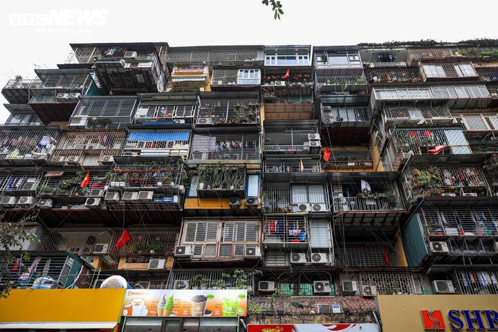 Theo Sở Xây dựng Hà Nội, trên địa bàn thành phố hiện có khoảng 2.160 chung cư cũ cần được rà soát, cải tạo, trong đó nhiều khu nhà đã xuống cấp nghiêm trọng, tiềm ẩn nguy hiểm.