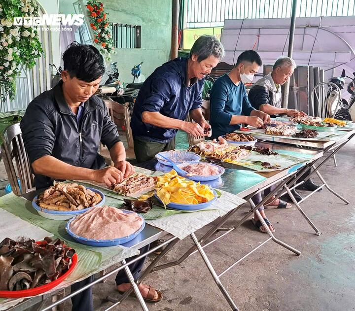 Việc gói giò chả Vũ Đông được thực hiện thủ công bằng tay, đòi hỏi kỹ năng sắp xếp để cho ra miếng giò bắt mắt. (Ảnh: Khánh Linh)