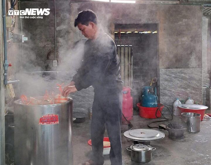 Máy móc hỗ trợ khâu xay thịt và luộc giò giúp tiết kiệm phần nào thời gian, công sức cho người dân. (Ảnh: Khánh Linh)