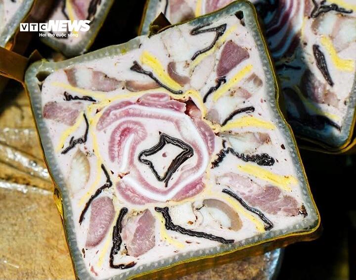 Giò được gói bằng tay nhưng vẫn đảm bảo vuông thành sắc cạnh, mang tính thẩm mỹ cao khiến nhiều người mê mẩn. (Ảnh: Khánh Linh)