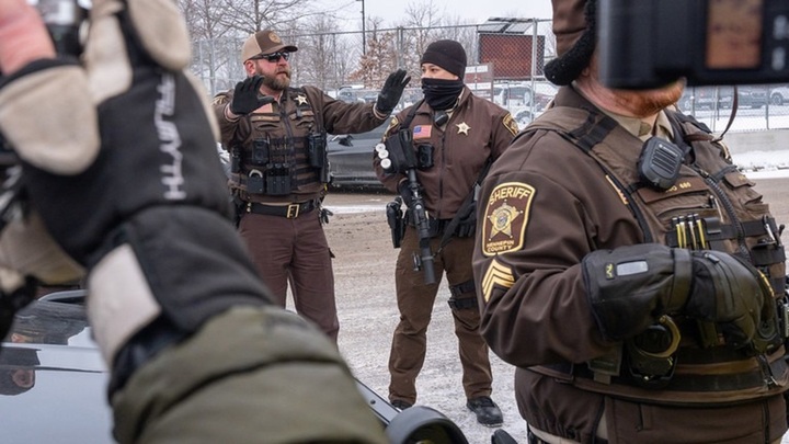 Các sĩ quan làm nhiệm vụ tại một cuộc biểu tình liên quan đến nhập cư, tại Minneapolis, Minnesota, Mỹ. (Ảnh: Global Press)