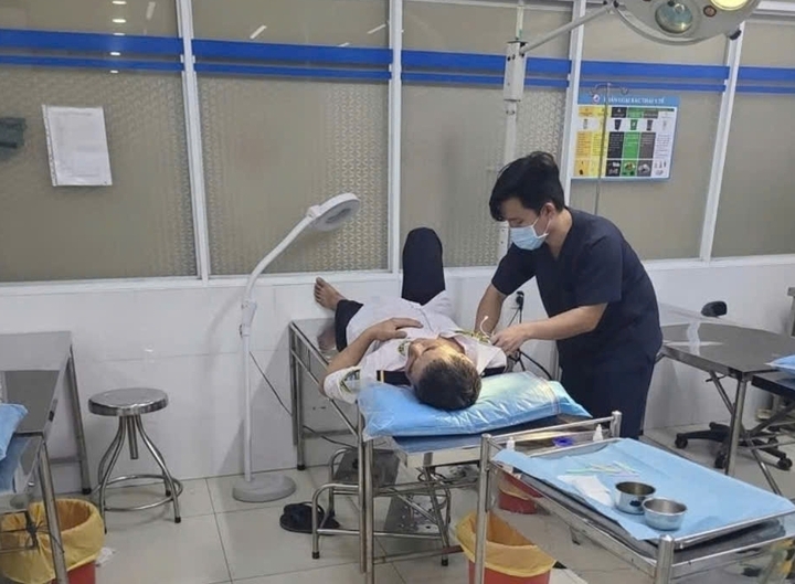 Người bảo vệ bị đánh nhập viện. (Ảnh: B.L)