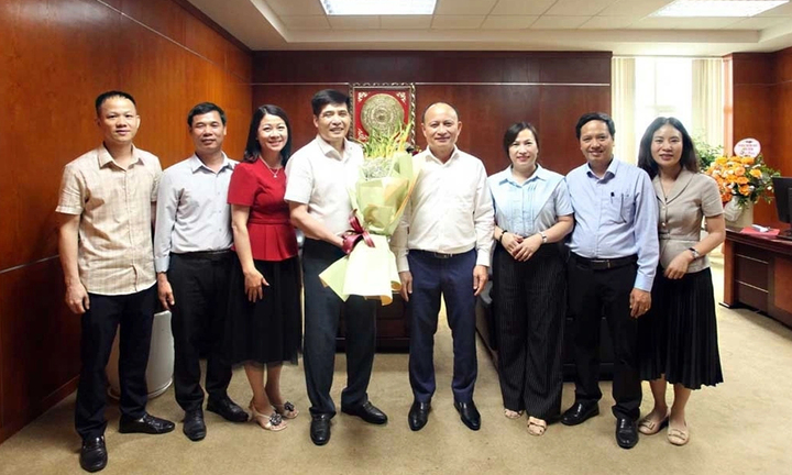 PGS.TS Nguyễn Hoàng Hiển (người ôm hoa) cùng đồng nghiệp.