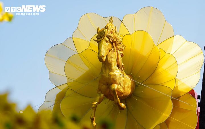 Người dân TP.HCM chen chân ngắm linh vật ngựa bay ra từ hoa mai vàng rực rỡ - 4