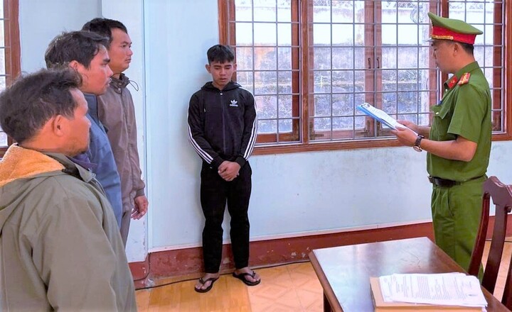 Đối tượng Sing tông bị thương một CSGT rồi bỏ chạy nghe quyết định khởi tố, bắt tạm giam về hành vi giết người (Ảnh Công an cung cấp)