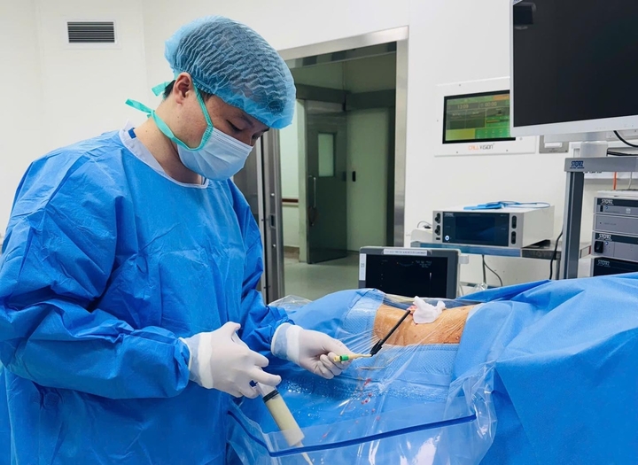 Bác sĩ xử trí cho ca bệnh. (Ảnh: BSCC)