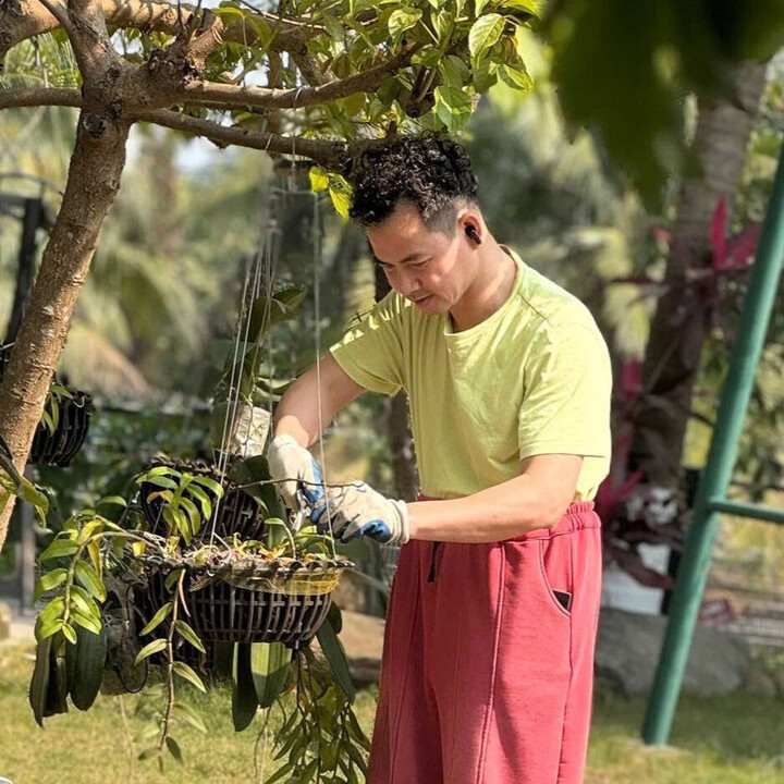 Bên cạnh công việc quản lý và các hoạt động nghệ thuật, NSND Xuân Bắc - Cục trưởng Cục Nghệ thuật biểu diễn có sở thích làm vườn và chăm sóc cây cối. Gia đình NSND Xuân Bắc hiện sinh sống trong không gian nhà vườn rộng rãi ở ngoại ô Hà Nội. Khu vườn được anh dành nhiều tâm sức chăm chút, trồng đủ loại cây xanh, hoa cỏ.