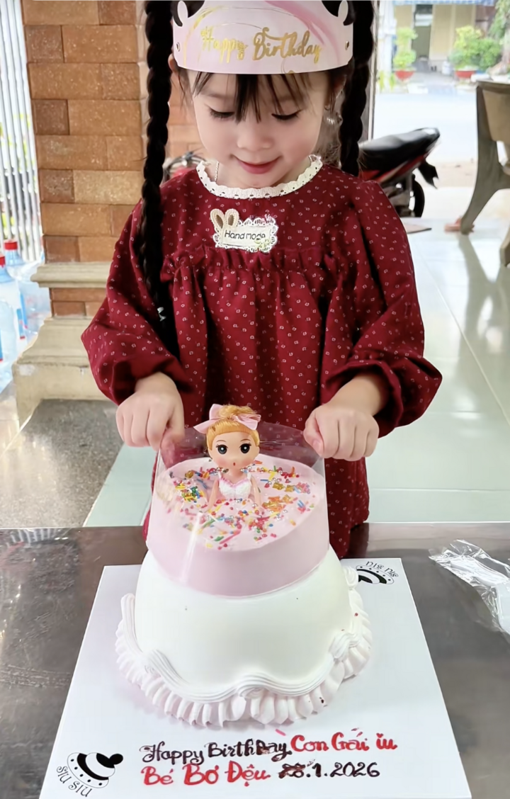 Kịch tính như 'mở túi mù', trend bánh kem chảy váy công chúa gây sốt TikTok - 1