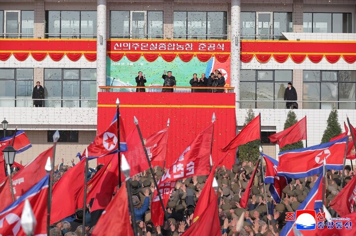 Ngày 2/1, Triều Tiên chính thức khánh thành trang trại nhà kính tổng hợp có quy mô lớn nhất từ trước đến nay ở thành phố Sinuiju ở phía Tây Bắc, nơi vốn bị ảnh hưởng nặng nề do trận lũ lụt hồi năm 2024.