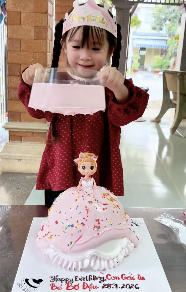 Kịch tính như 'mở túi mù', trend bánh kem chảy váy công chúa gây sốt TikTok - 2