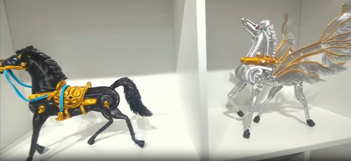 Hai tác phẩm ngựa được anh Dương thực hiện. (Ảnh: ChinaNews)